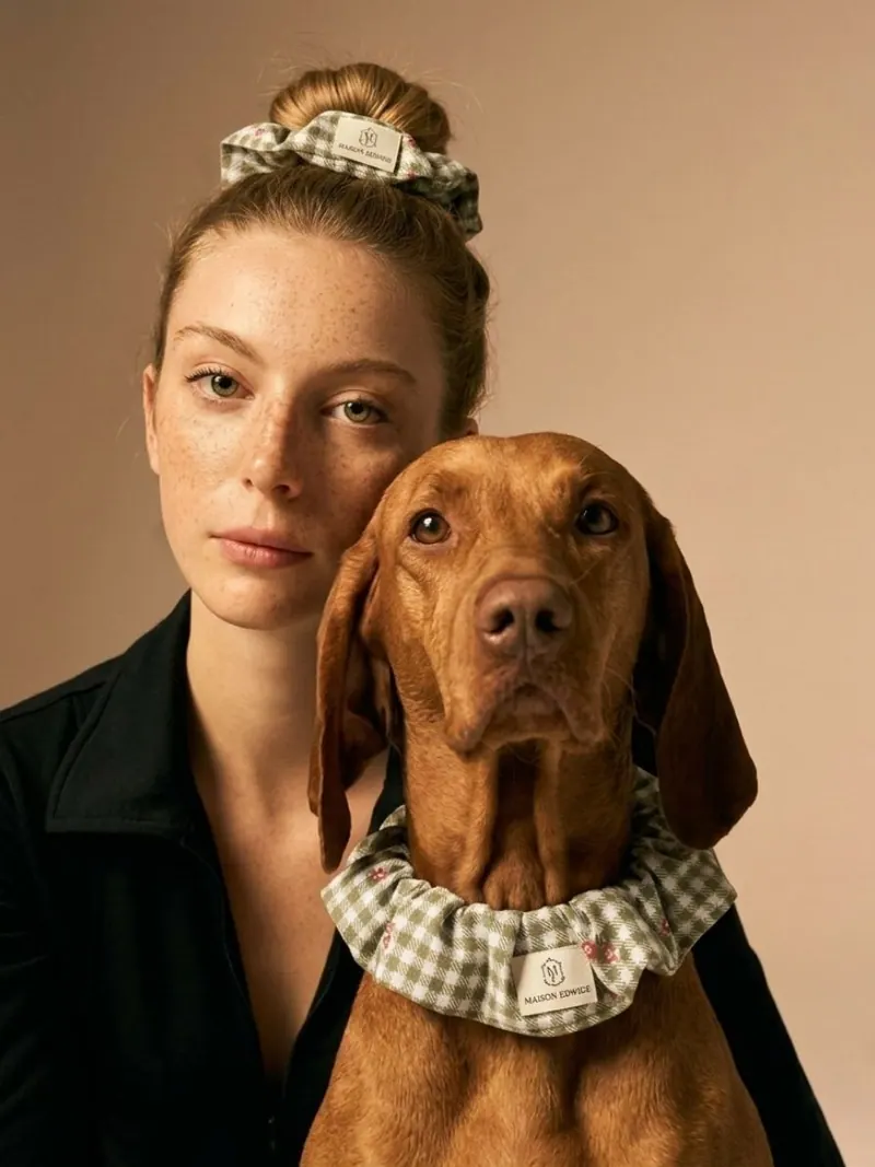 Une femme et son chien portant le même imprimé Pomme d'amour