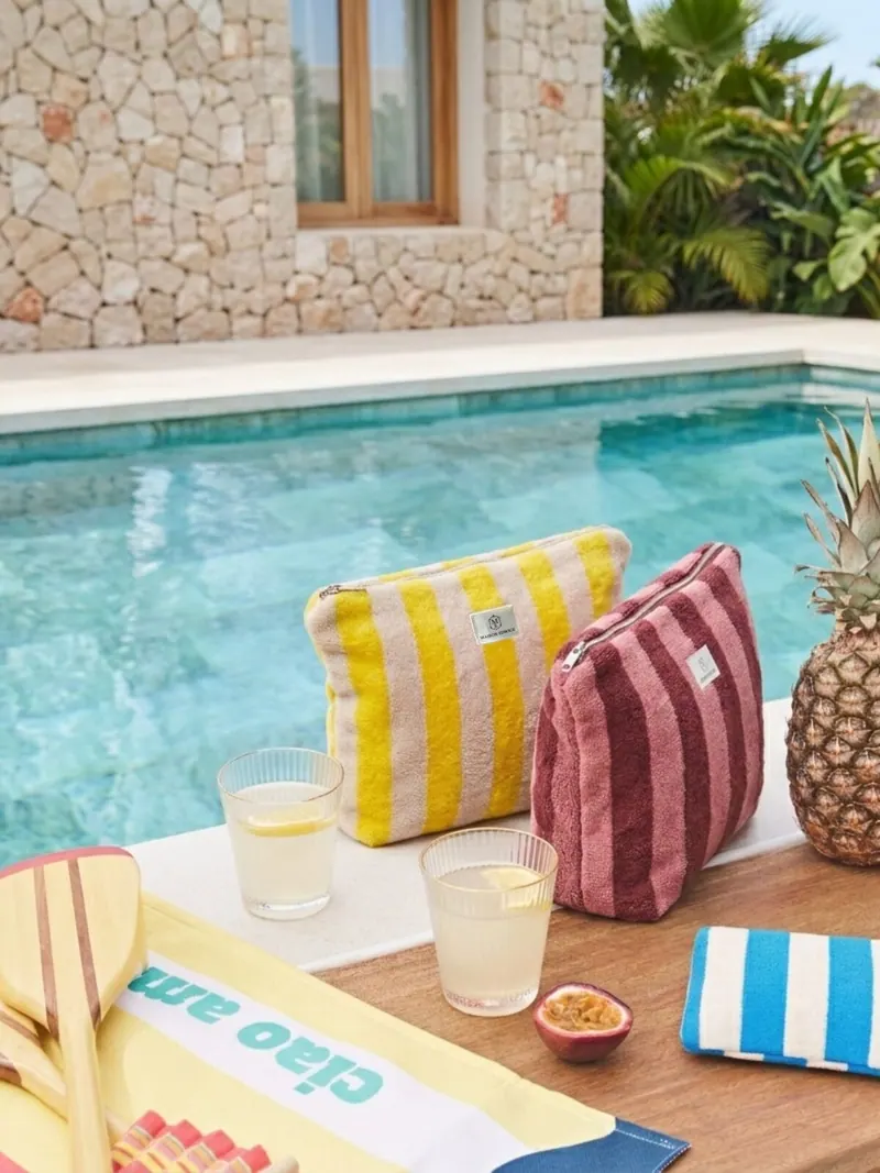 Maxi pochettes Dolce Vita au bord d'une piscine