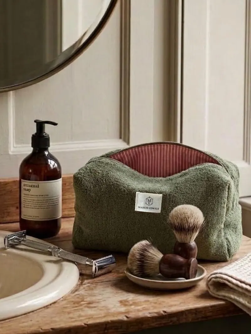 Maxi trousse Éponge posée près d'un lavabo