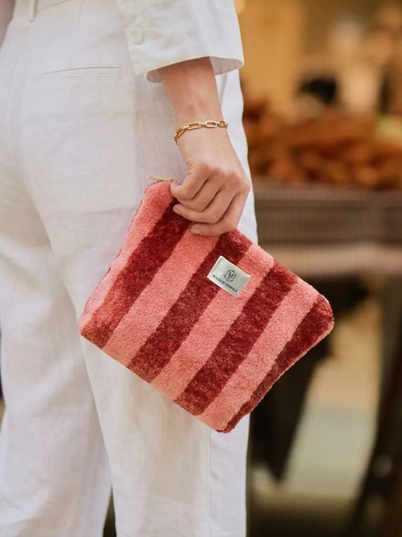 Pochette Dolce Vita Rose tenue à la main