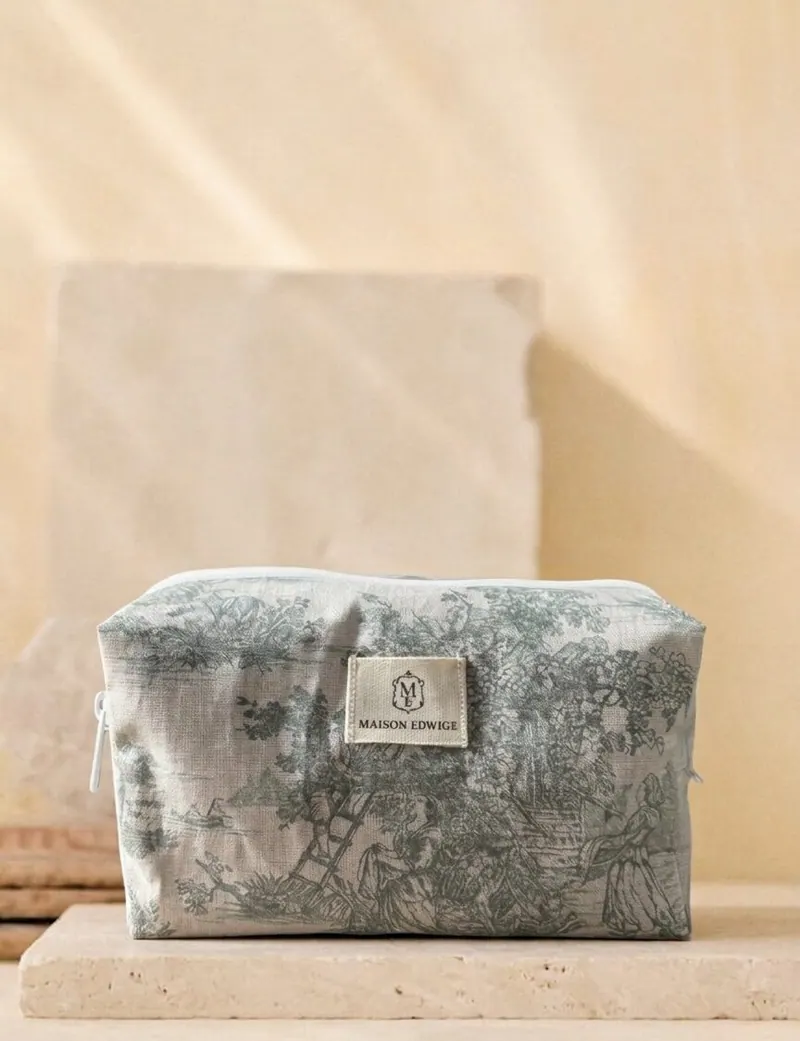 Trousse Cottage posée sur une pierre claire